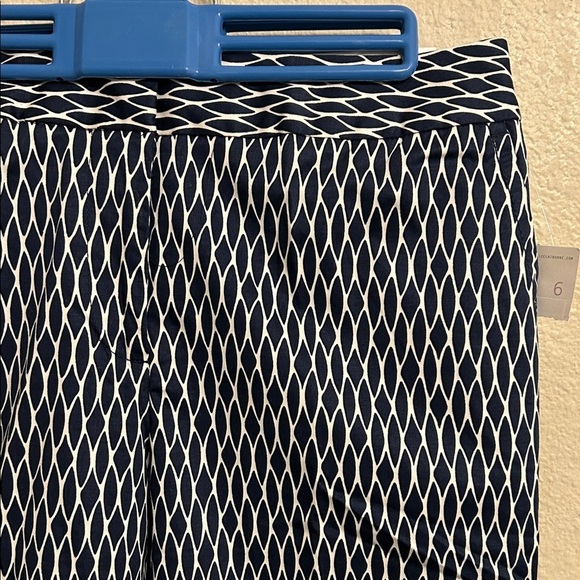 Liz Claiborne Sloane Stretch Blue White Patterned Bermuda Shorts Size 6 - Picture 2 of 9